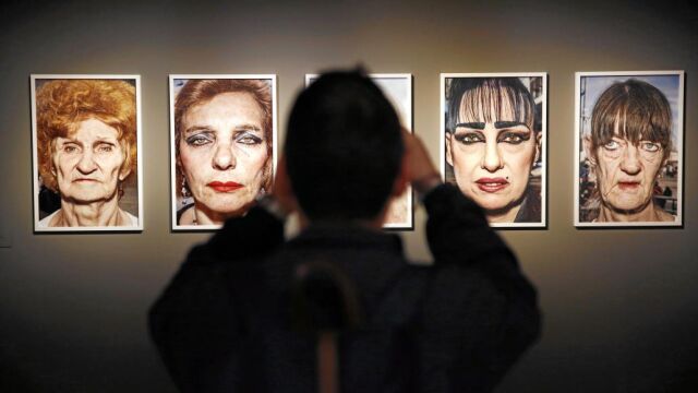 Hasta 100 artistas se recogen una exposición que se compone de 400 instantáneas y otros documentos del siglo de vida de la Leica