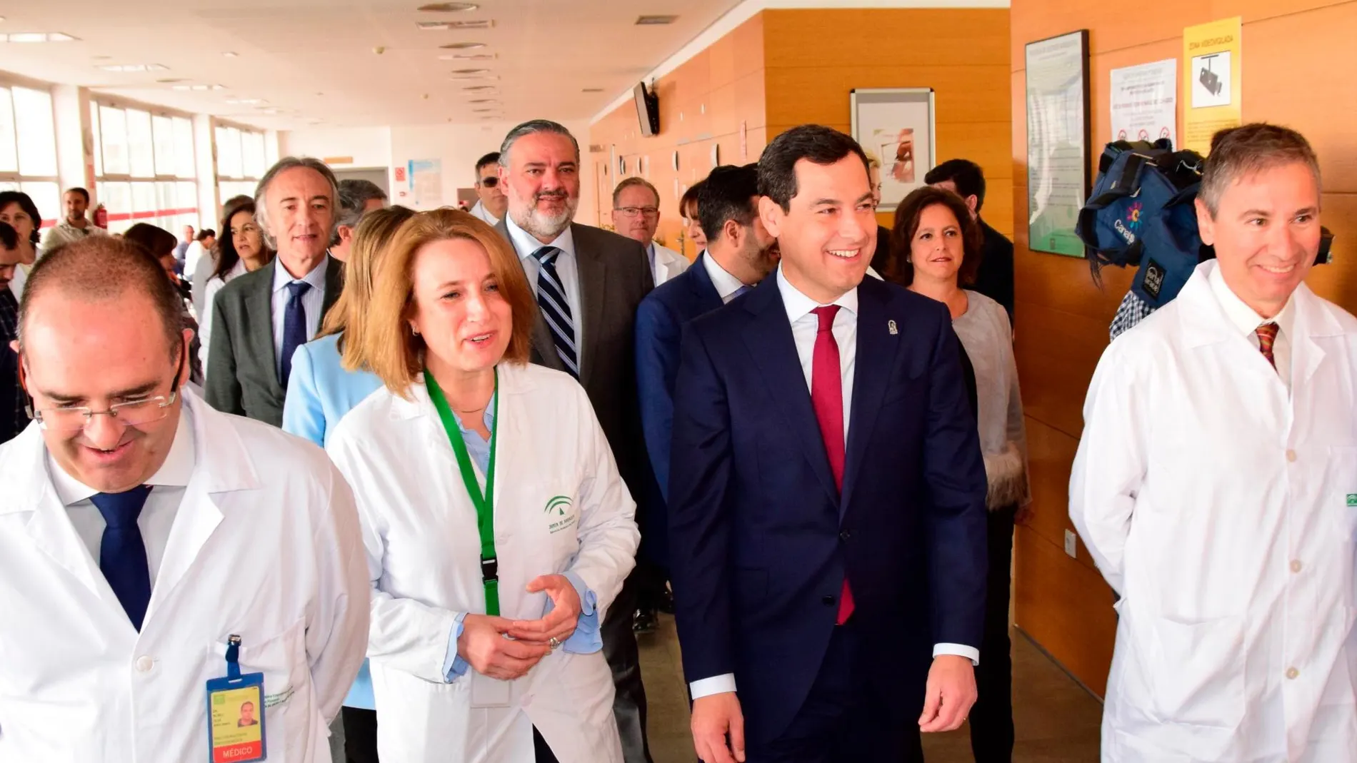 El presidente de la Junta, Juanma Moreno, visitó ayer el hospital de alta resolución de Loja (Granada) / Foto: Efe