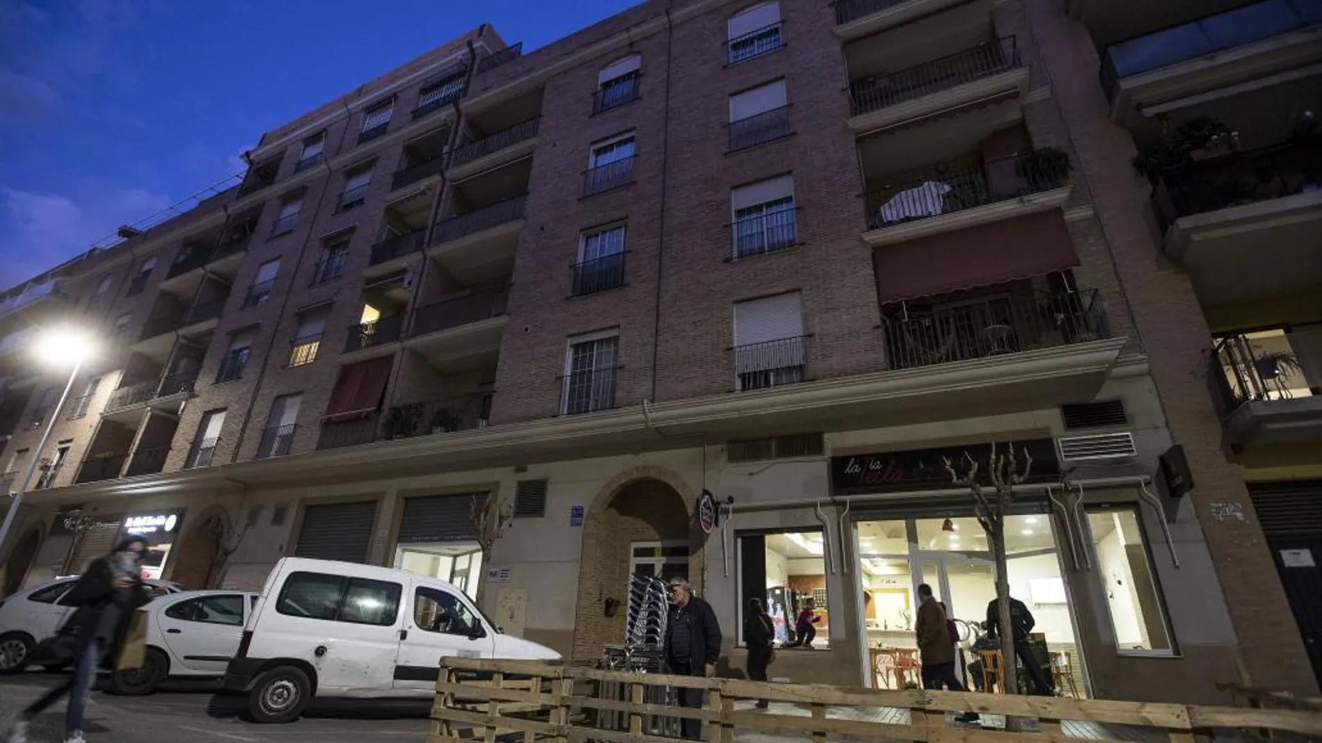 Vista del número nueve de la calle Unión Musical de la localidad valenciana de Catarroja, donde una mujer de 51 años ha muerto