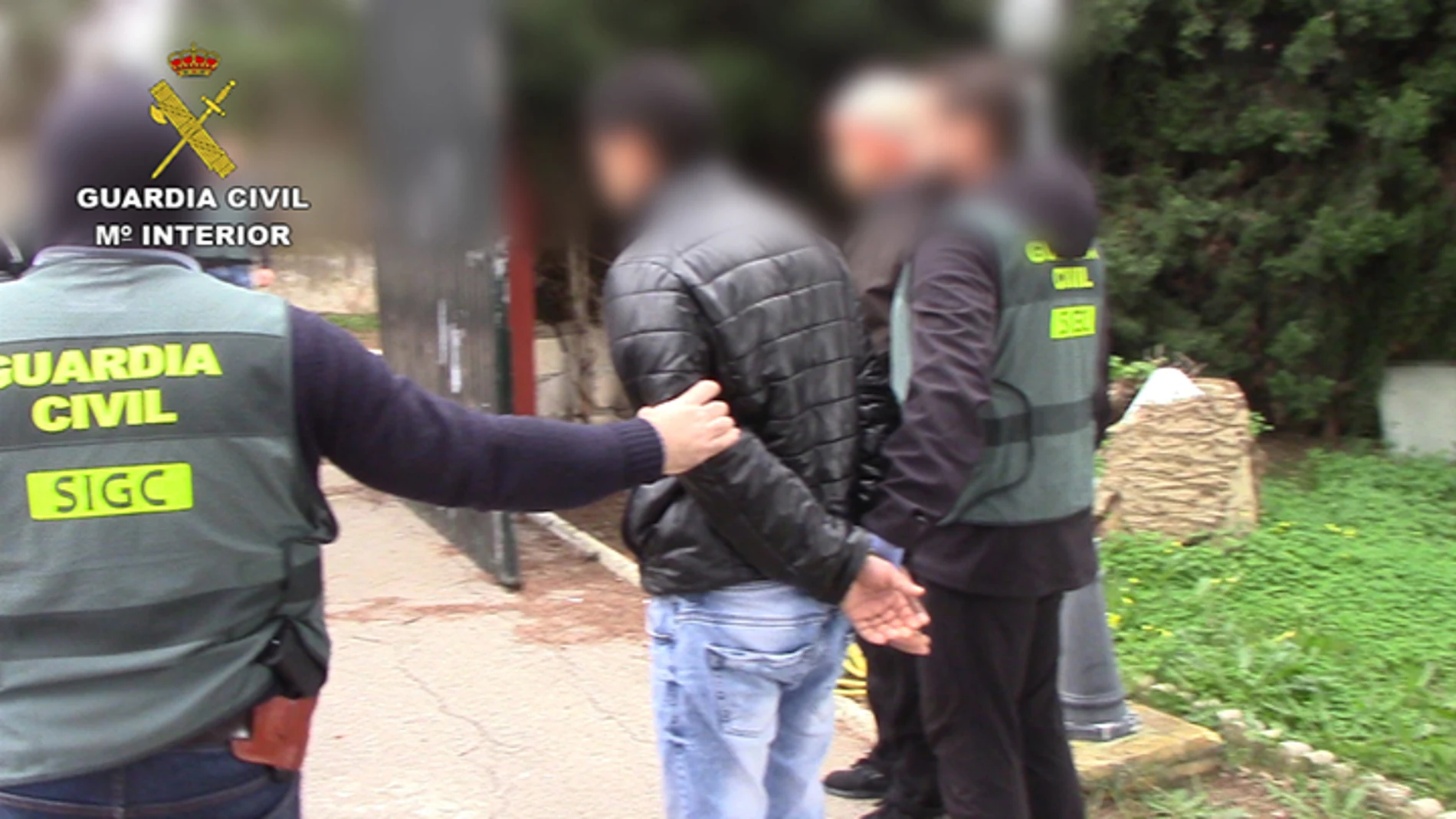 Agentes de la Guardia Civil durante el arresto de los implicados en la red criminal en el marco de la operación «Guardería»