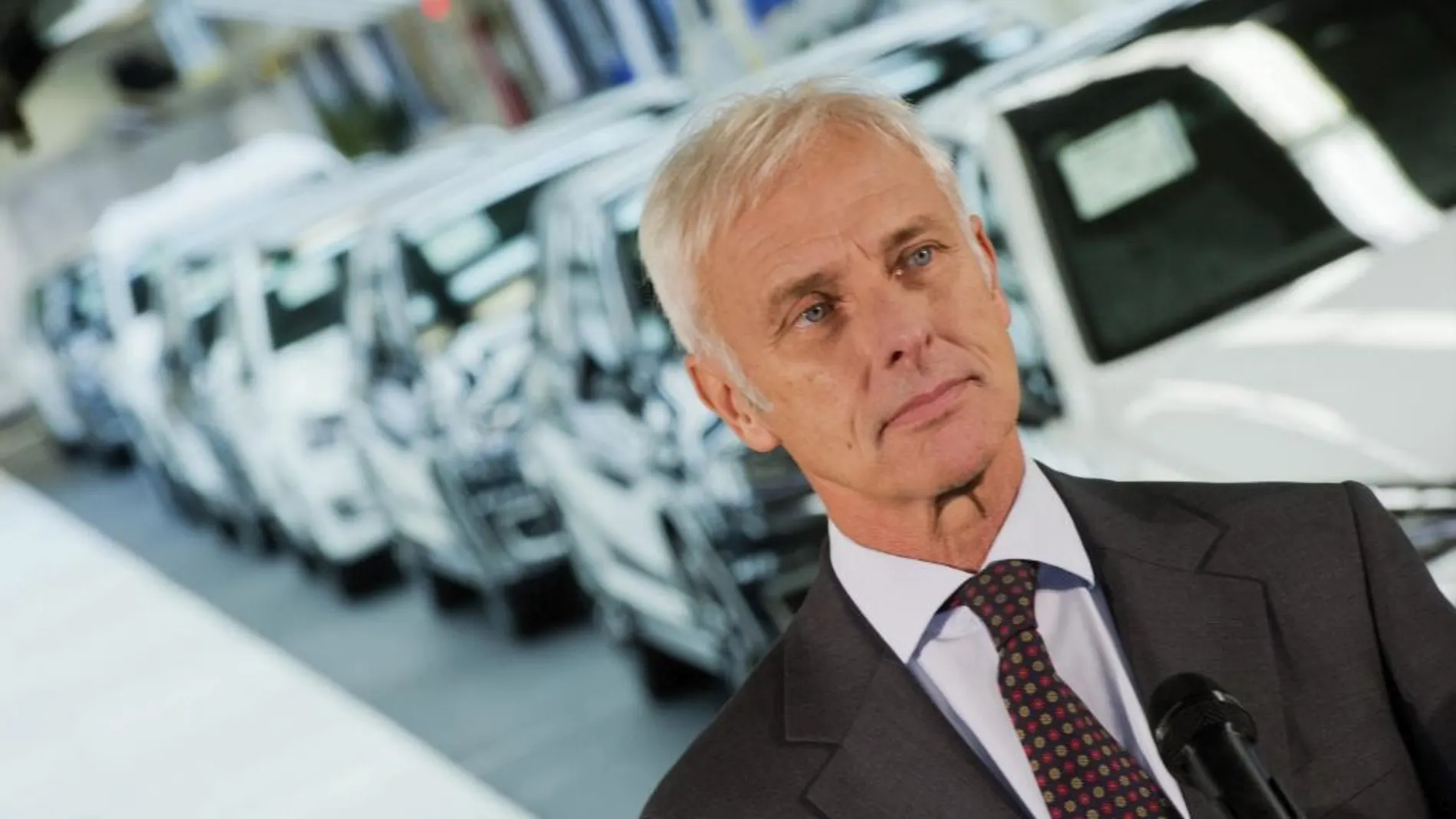 El presidente del grupo Volkswagen, Matthias Müller, se dirige a los medios tras su visita a la planta de Volkswagen en Wolfsburgo