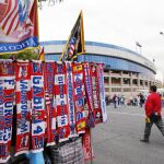 Los puestos más próximos al estadio tuvieron que situarse ayer en la acera de enfrente