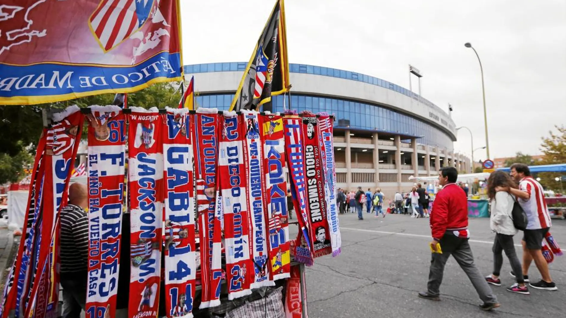 Los puestos más próximos al estadio tuvieron que situarse ayer en la acera de enfrente