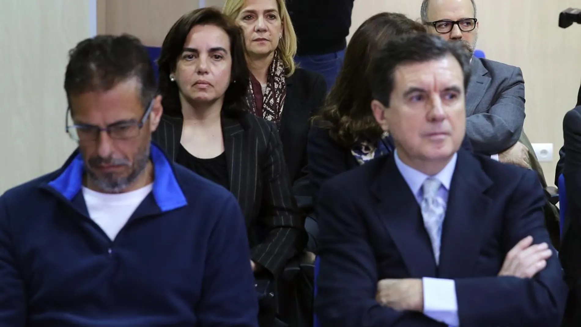 La infanta Cristina (al fondo) en el banquillo de los acusados al inicio esta mañana del juicio «Nóos»