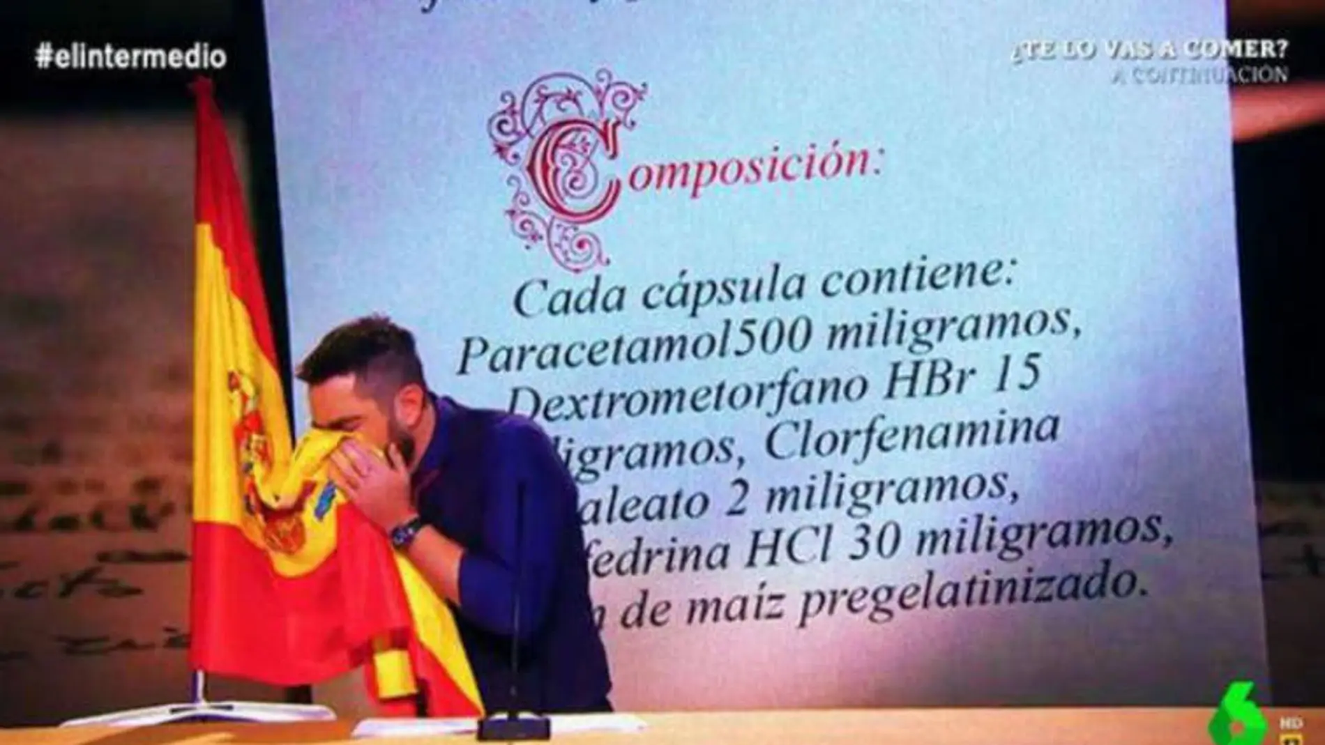 Dani Mateo durante el sketch en el que se sonaba la nariz con la bandera de España