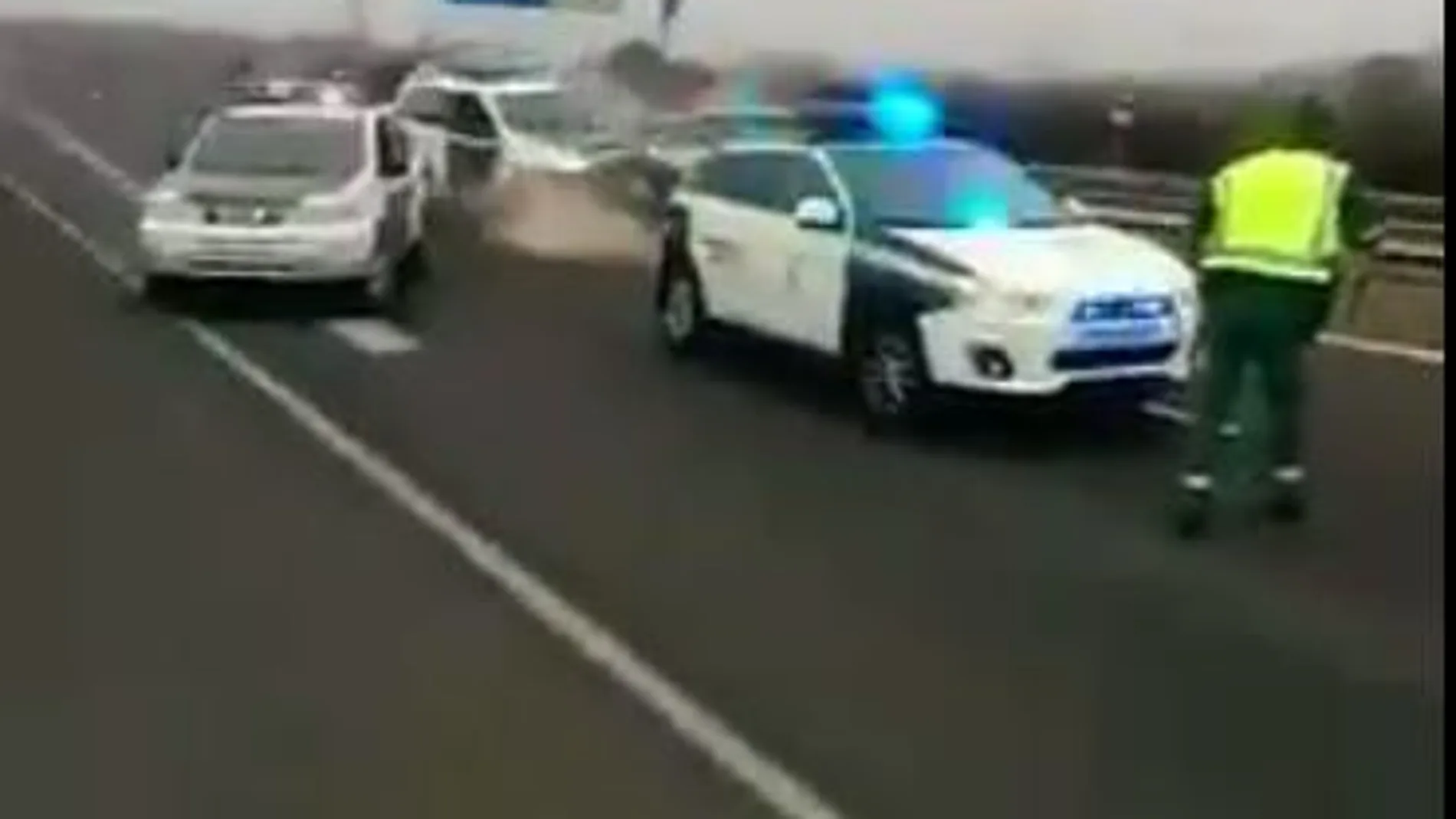 Un kamikaze se estrella contra un coche de la Guardia Civil tras 40 kilómetros en dirección contraria