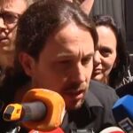 Pablo Iglesias atiende a los medios tras el discurso de Rajoy en el Congreso