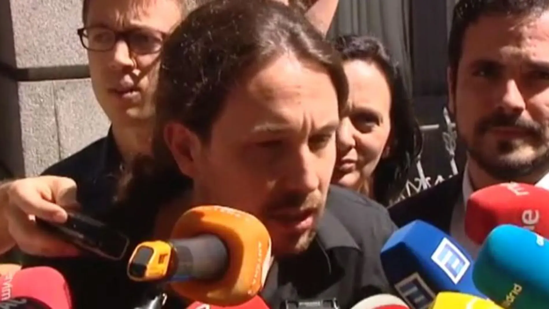 Pablo Iglesias atiende a los medios tras el discurso de Rajoy en el Congreso