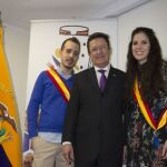 El embajador de Ecuador en España impone condecoraciones de honor de la gastronomía a los Chefs Carolina Sánchez e Iñaki Murúa
