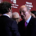 El Rey Juan Carlos I conversa con el diestro Juan José Padilla,