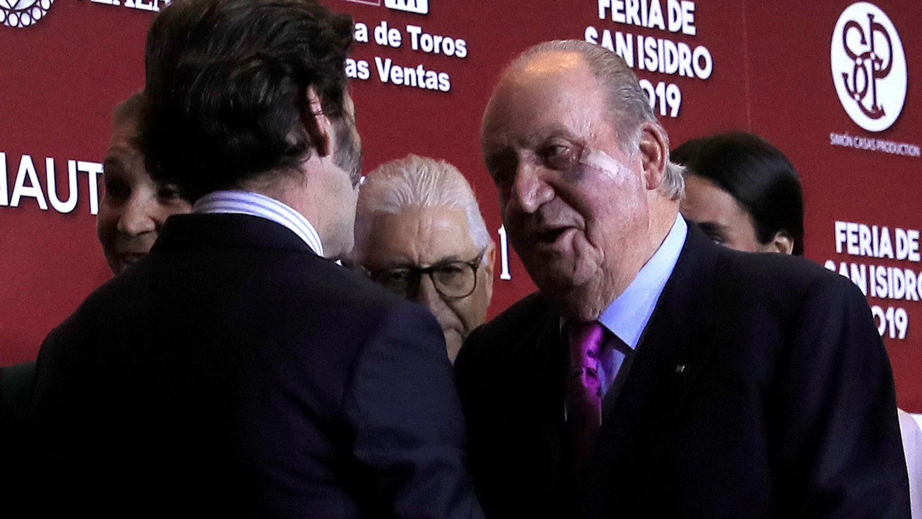 El Rey Juan Carlos I conversa con el diestro Juan José Padilla,