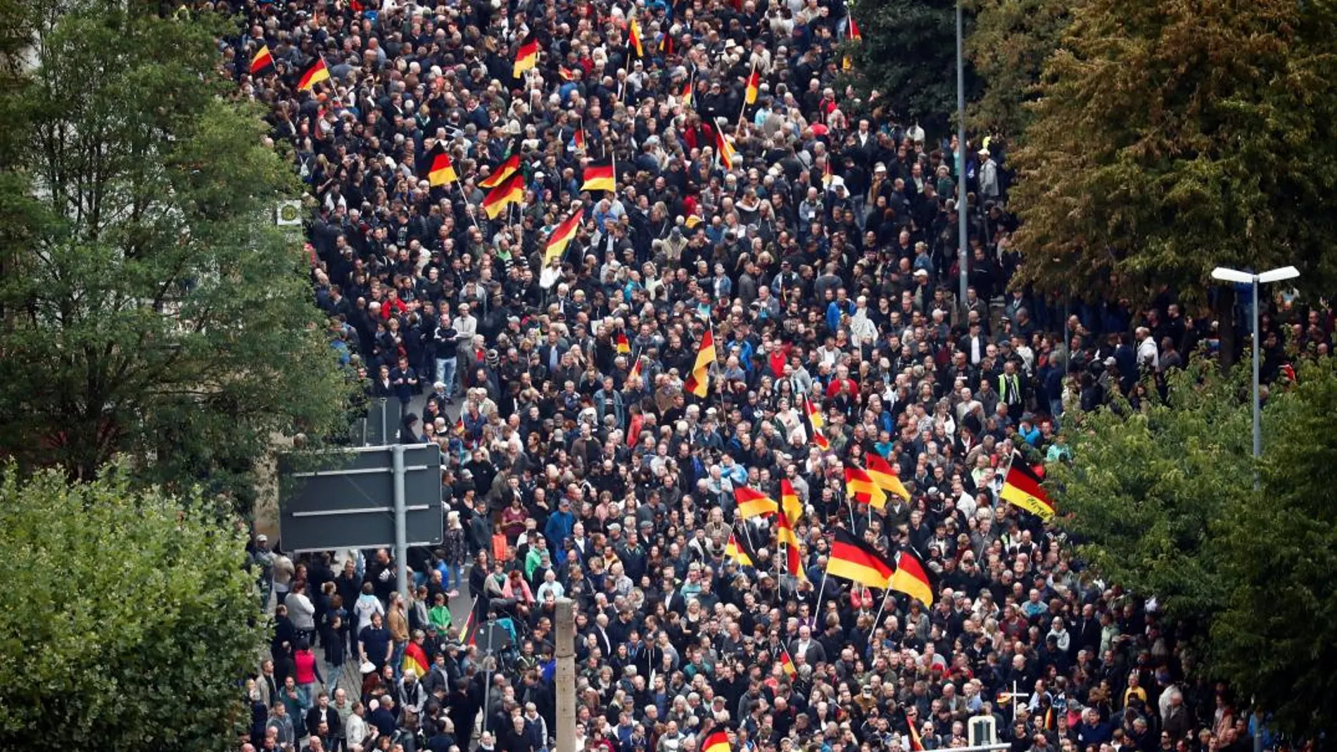 Demostración de fuerza de la ultraderecha en las calles de Chemnitz. REUTERS/Hannibal Hanschke