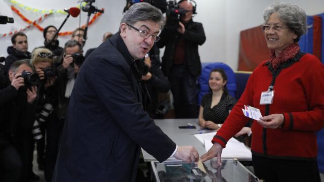 Jean-Luc Melenchon vota en un colegio electoral del distrito 10 de París