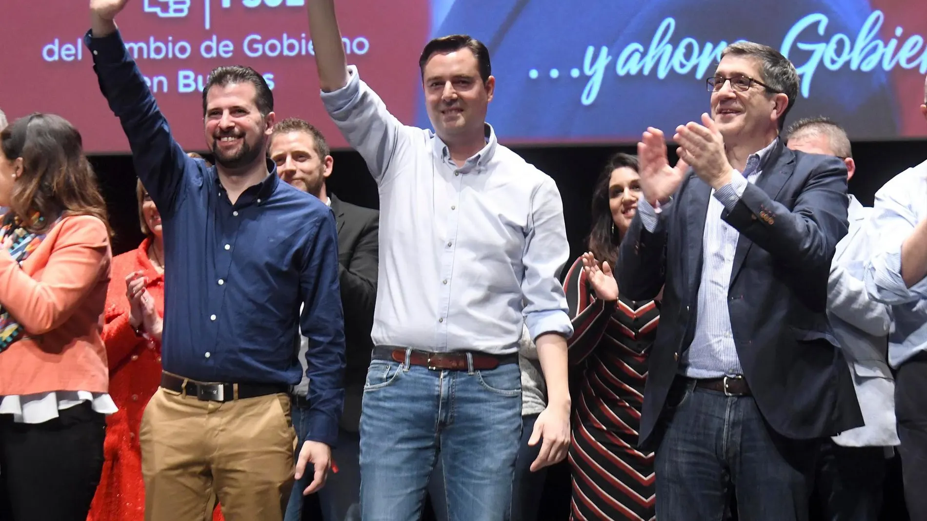 El candidato a la Alcaldía de Burgos, Daniel de la Rosa, junto al secretario general del PSCyL, Luis Tudanca, y el exlehendakari del Gobierno vasco, Patxi López