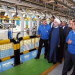 El presidente iraní, Hasan Rohani, durante una visita a la fábrica de Khodro, Dena y Peugeot