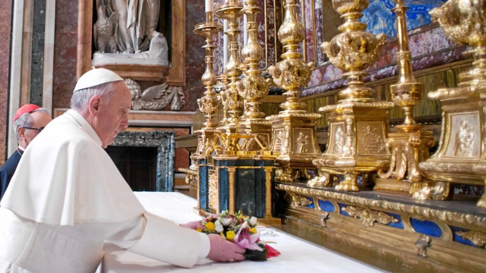 Antes de postrarse ante el altar, Francisco realizó una ofrenda floral a la Virgen