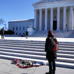 Flores en la escalinata del Supremo en Washington en recuerdo del magistrado fallecido