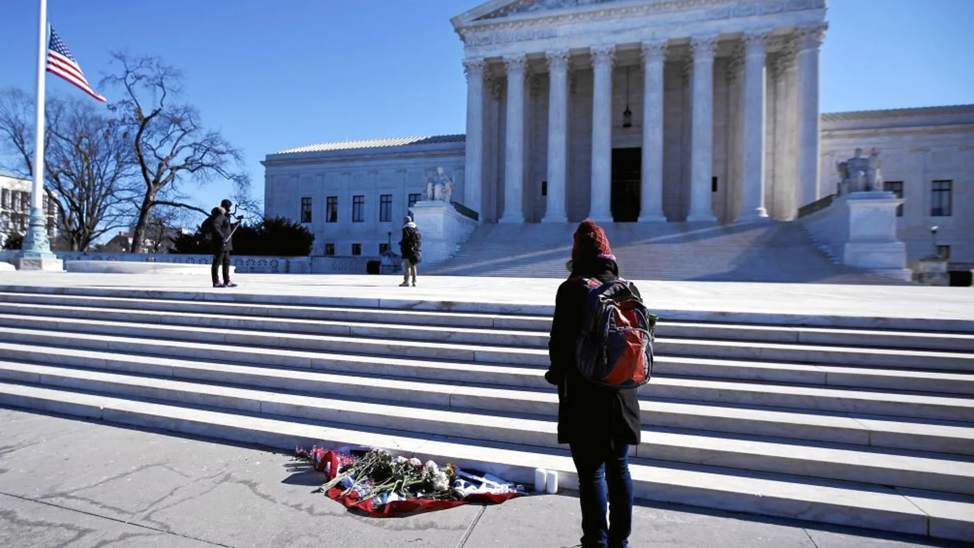 Flores en la escalinata del Supremo en Washington en recuerdo del magistrado fallecido