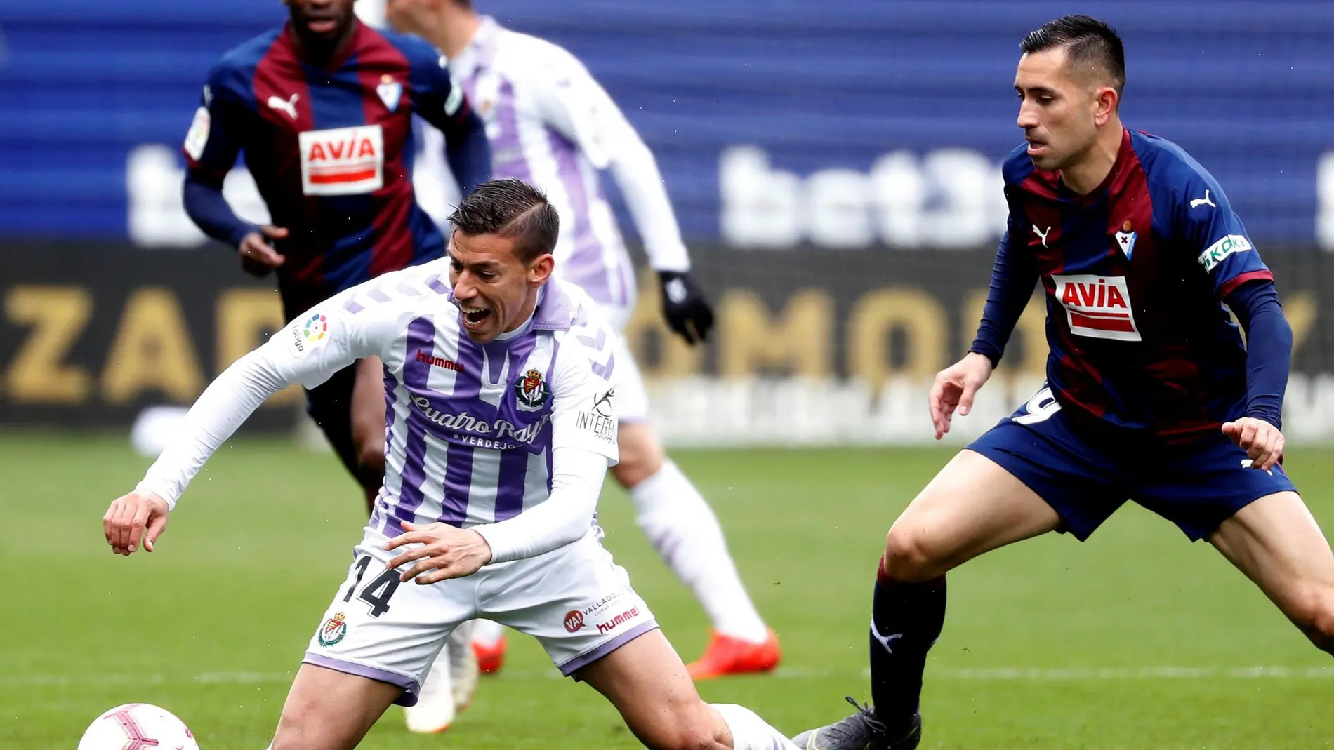 Rubén Alcaraz lucha con De Oliveira en el último partido de Liga del Valladolid ante el Eibar