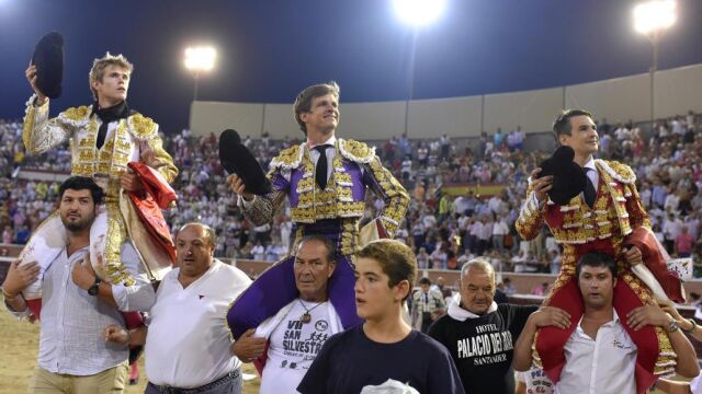 Javier Jiménez, El Juli y José María Manzanares saliendo a hombros de la plaza de toros de San Sebastián de los Reyes