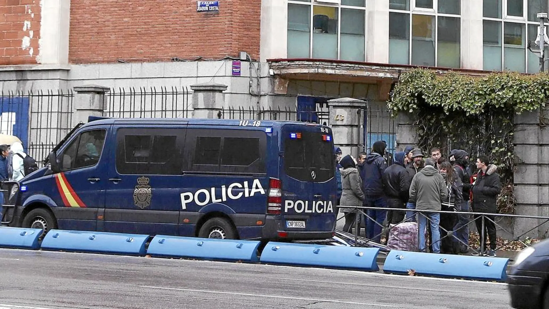 Los agentes entraron en el edificio del NO-DO e indentificaron a sus ocupantes