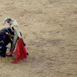 El novillero Andy Younes, que cortó una oreja a cada uno de su lote y salió a hombros, durante la faena a su segundo toro