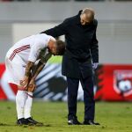Sergio Ramos se retira junto al doctor Celada en los últimos minutos del partido frente a Albania