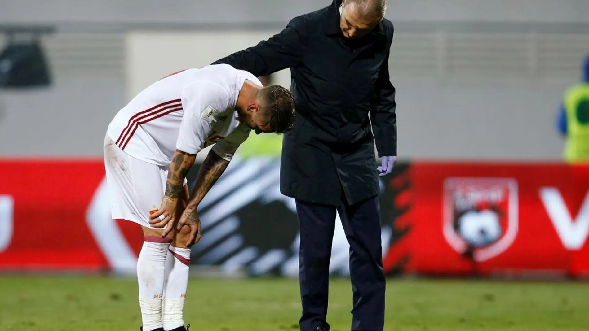 Sergio Ramos se retira junto al doctor Celada en los últimos minutos del partido frente a Albania