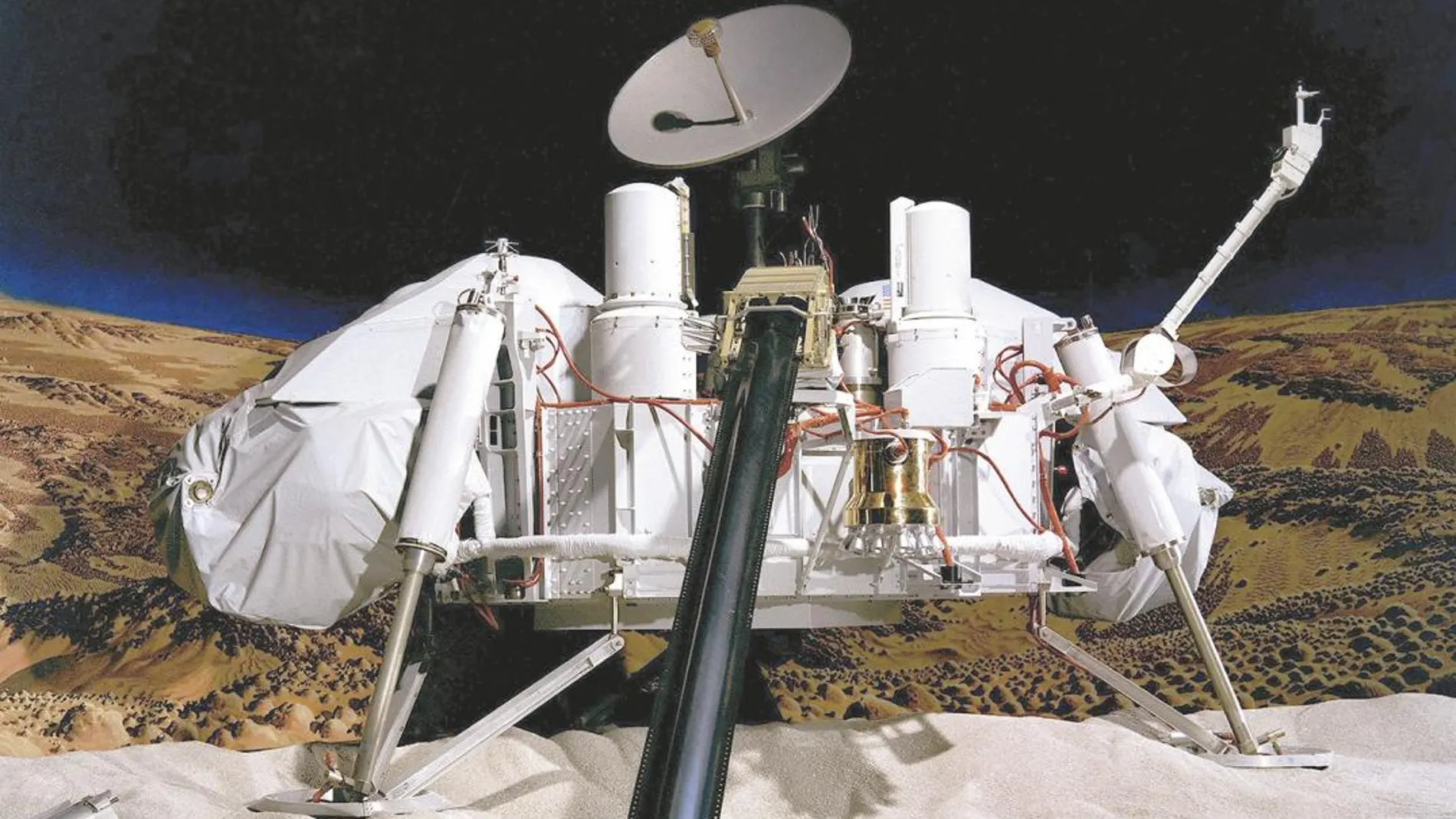 Reproducción de la sonda espacial Viking II hecha para una exposición