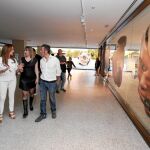 La presidenta de las Cortes, Silvia Clemente, conversa con Marina Núñez y Rafael Doctor