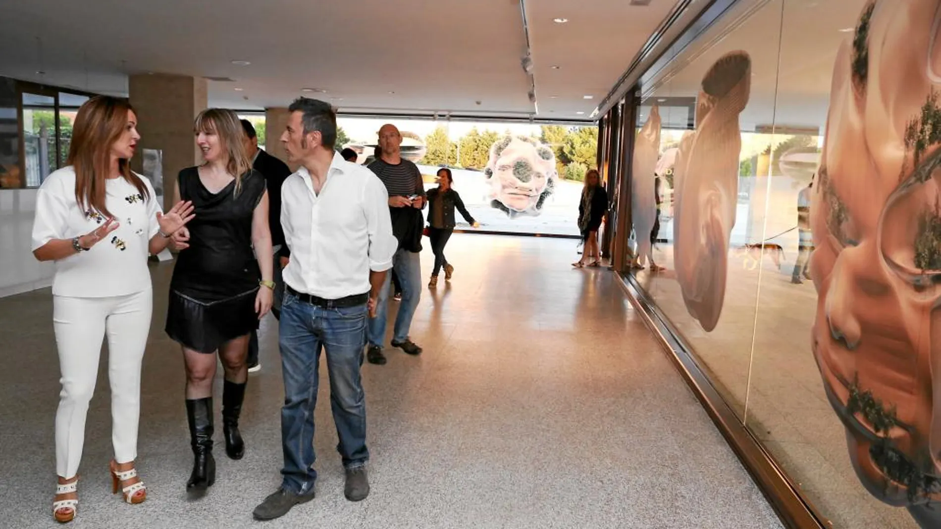 La presidenta de las Cortes, Silvia Clemente, conversa con Marina Núñez y Rafael Doctor