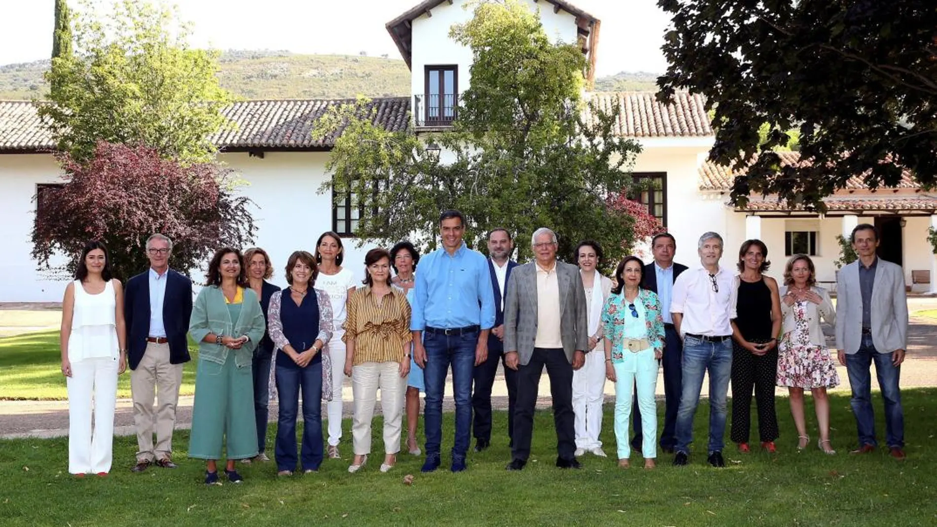 Fotografía de familia, del presidente del Gobierno, Pedro Sánchez, y sus diecisiete ministros reunidos hoy en la finca toledana de Quintos de Mora/Foto: Efe