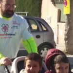 Pierde 17 kilos para correr una maratón con el carro de sus hijos, enfermos con Duchenne