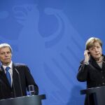 La canciller alemana, Angela Merkel, y el primer ministro rumano, Dacian Ciolos