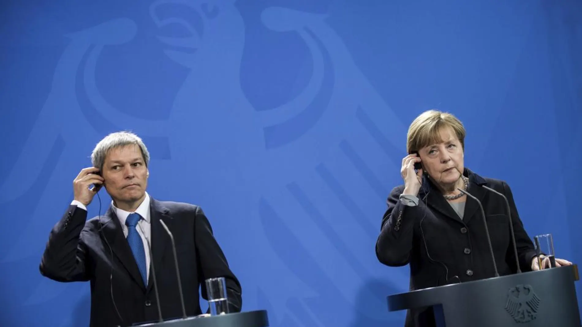 La canciller alemana, Angela Merkel, y el primer ministro rumano, Dacian Ciolos