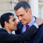 Pedro Sánchez hoy en La Moncloa, donde ha recibido al equipo de la película Campeones. EFE/Moncloa/Fernando Calvo