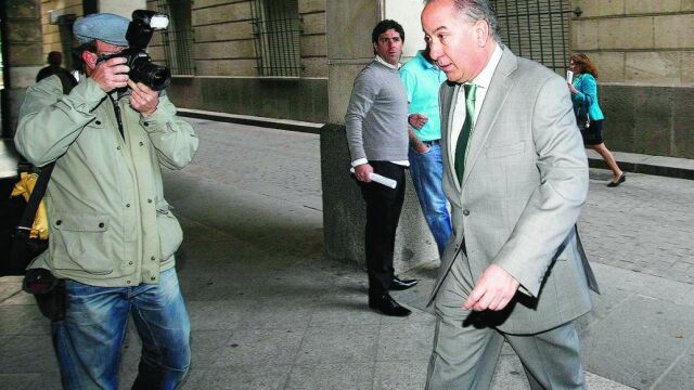 El juez Juan Gutiérrez Casillas accede a las dependencias judiciales del Prado