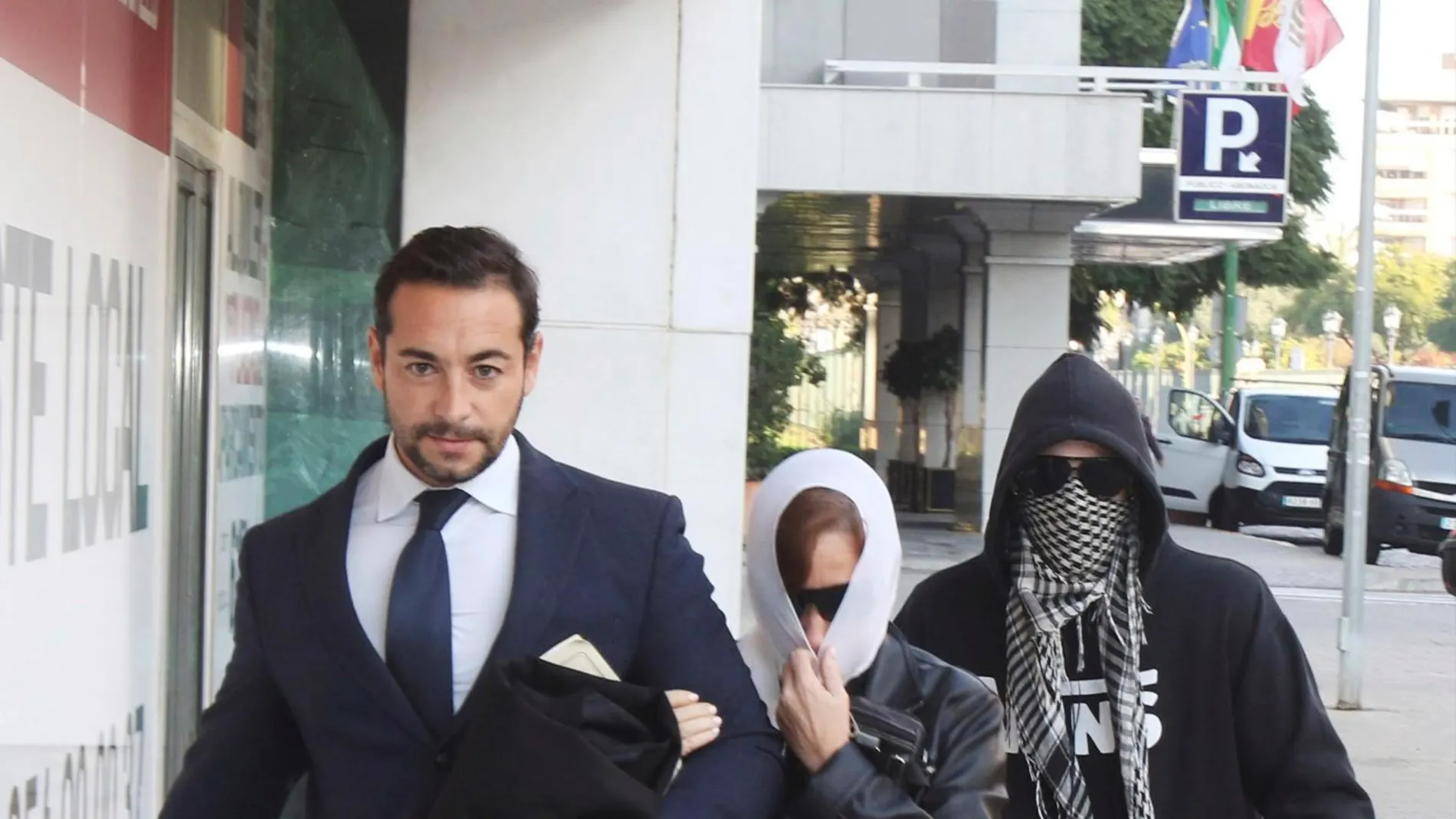 El Cuco (d) -el joven condenado por encubrir el crimen de Marta del Castillo-, acompaña a su madre, Rosalía Inmaculada G.M. (c), camino de los juzgados