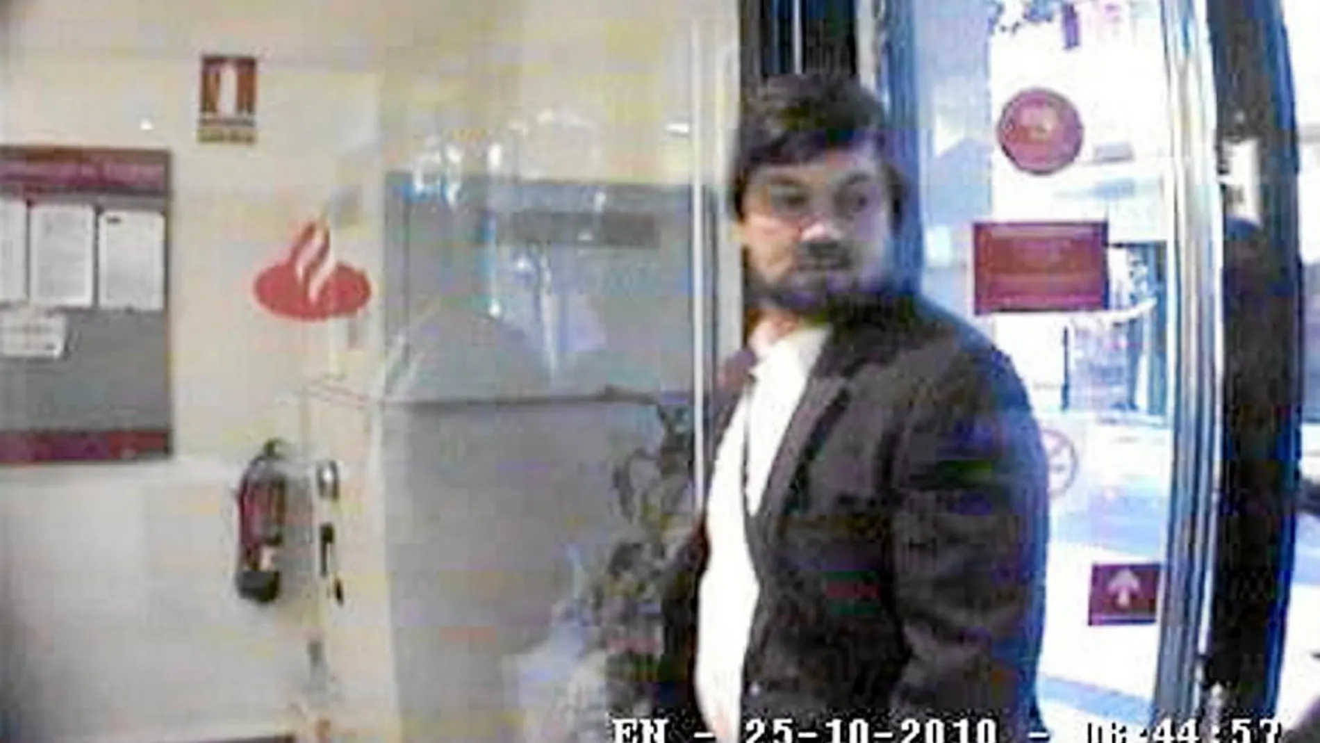 En la imagen, un asalto a un banco de Cambrils, protagonizado por un atracador multirreincidente