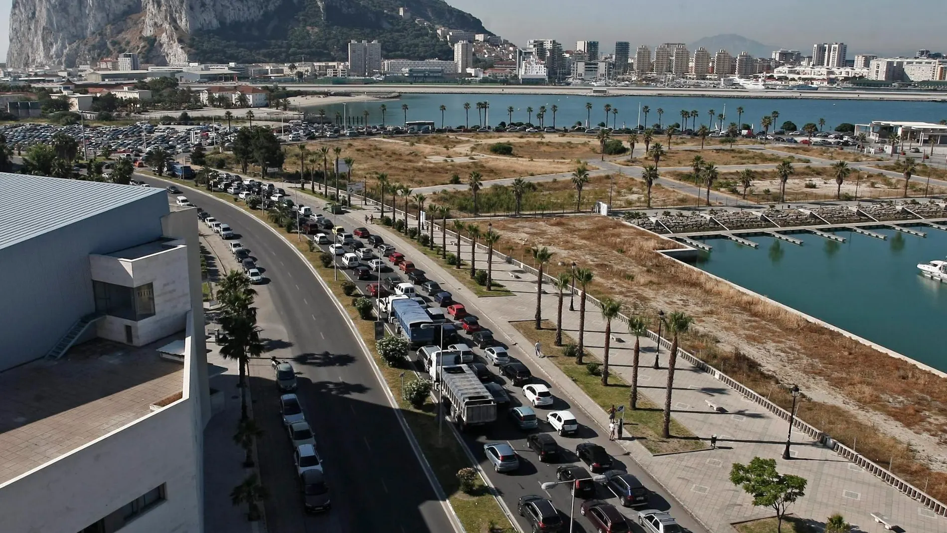 Un total de 10.000 españoles crucen a diario la verja para trabajar en Gibraltar /Foto: EFE