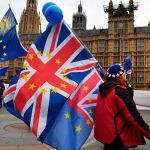 Varios manifestantes pro europeos participan en una marcha junto al Parlamento en Londres (Reino Unido), ayer