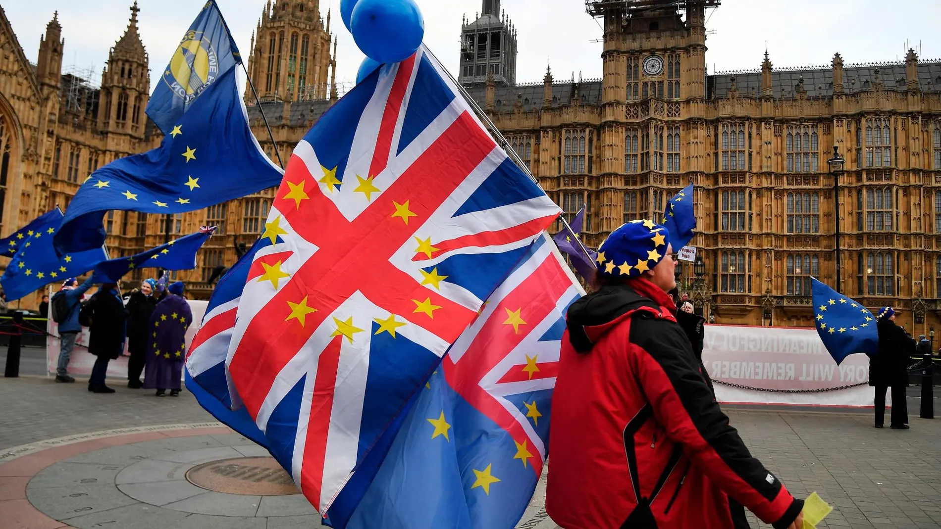 Varios manifestantes pro europeos participan en una marcha junto al Parlamento en Londres (Reino Unido), ayer