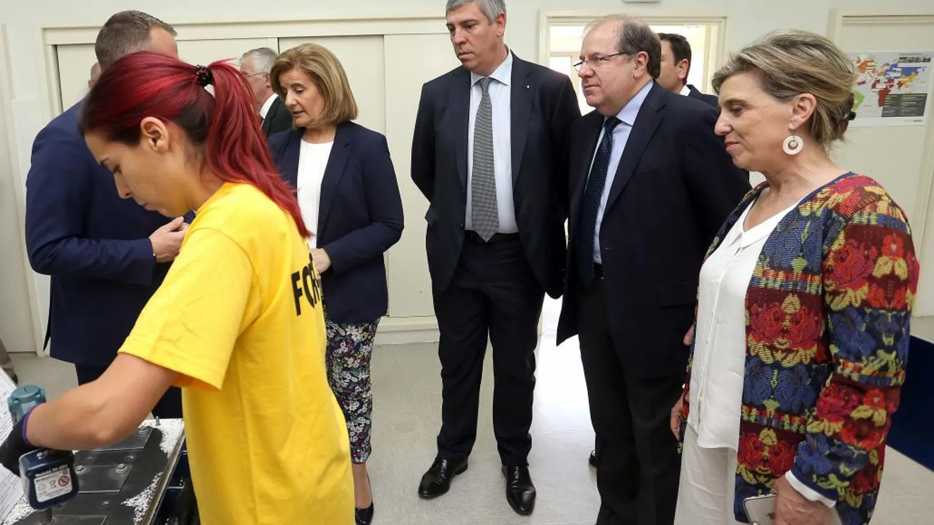 El presidente Herrera, la delegada María José Salgueiro, Fernández Carriedo y De los Mozos acompañan a la ministra Fátima Báñez en su visita a Renault
