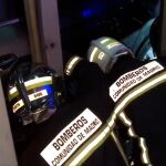 Momento en el que los bomberos rescatan a la mujer tras no poder sacar el pie y quedar atrapada en un túnel de lavado en Madrid