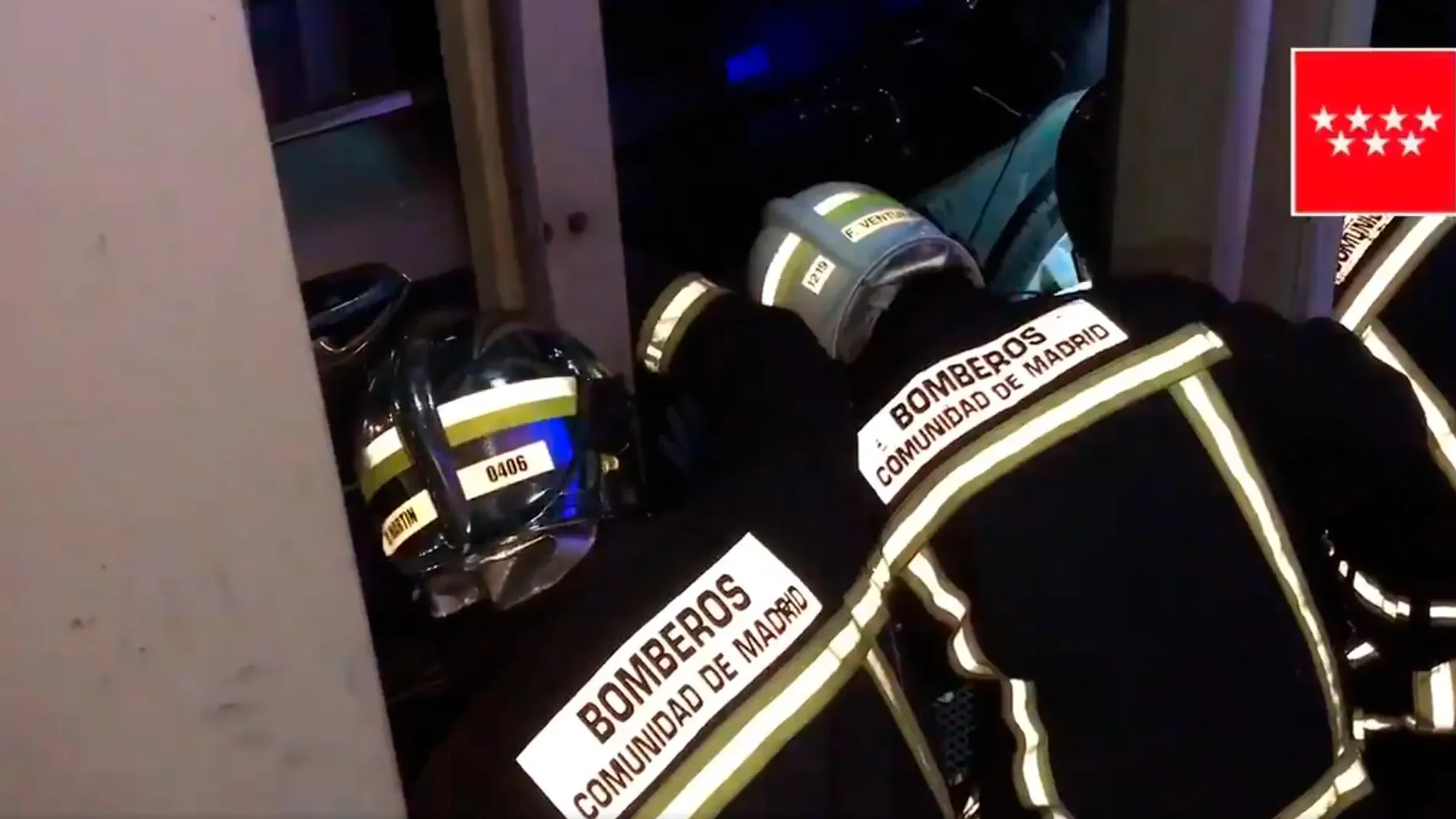 Momento en el que los bomberos rescatan a la mujer tras no poder sacar el pie y quedar atrapada en un túnel de lavado en Madrid