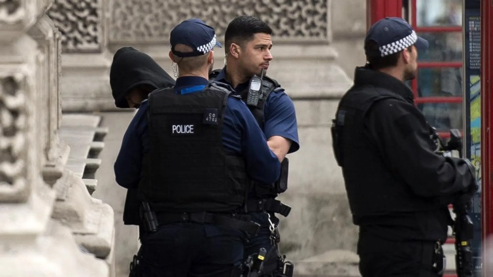 Policías detienen a un hombre tras un incidente en Westminster, Londres, Reino Unido, ayer