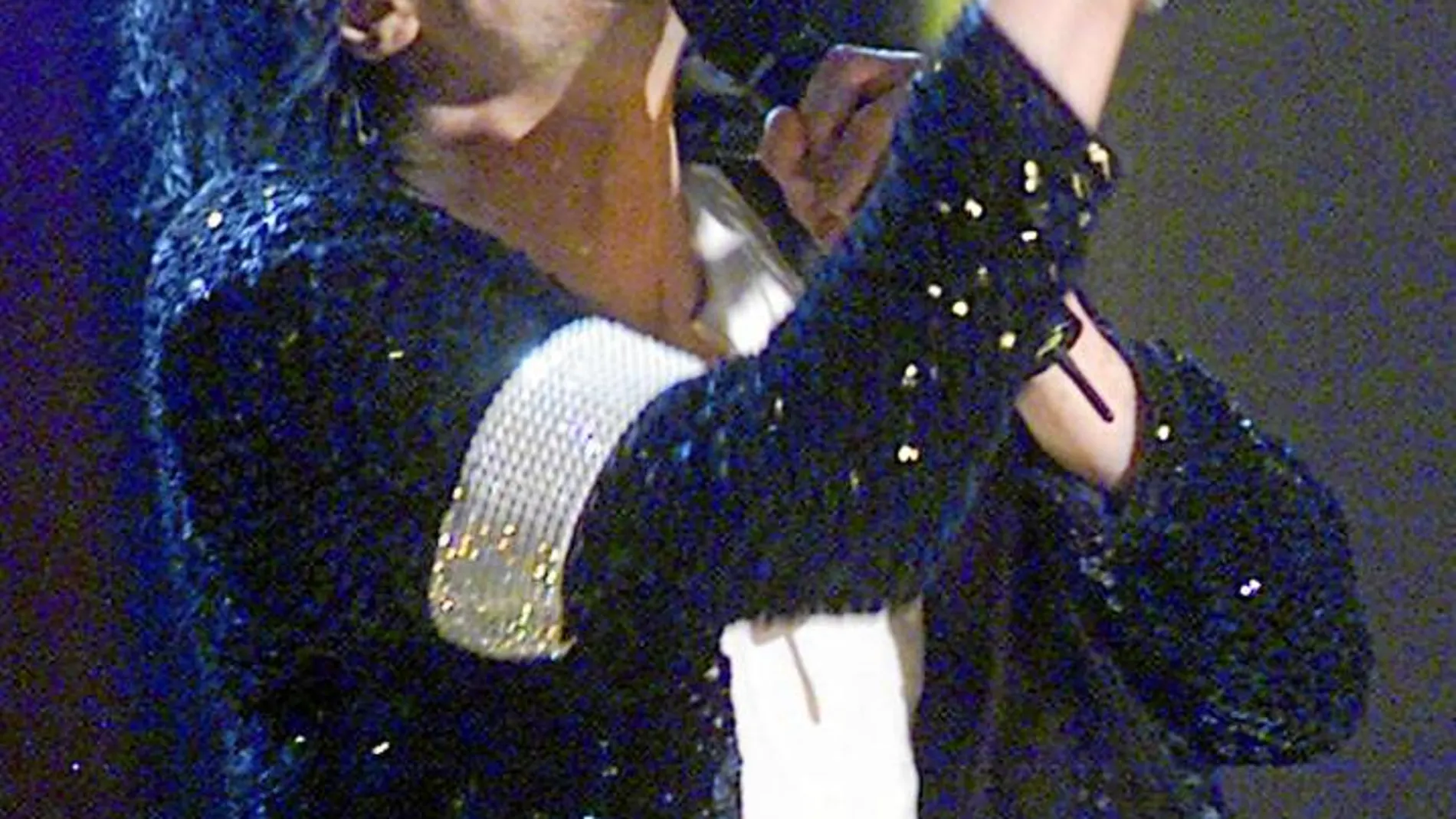 El Rey del Pop cantando en el concierto del 30 aniversario de «The Solo Years». Foto. AP