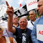 Ciudadanos turcos protestan ayer en Estambul contra la pena de cárcel dictada contra un diputado de la oposición socialdemócrata