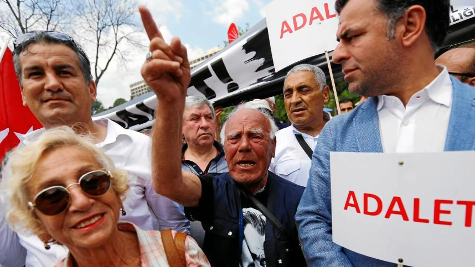 Ciudadanos turcos protestan ayer en Estambul contra la pena de cárcel dictada contra un diputado de la oposición socialdemócrata