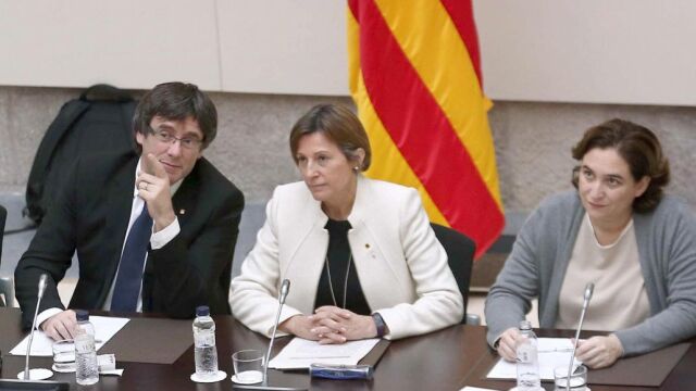 El presidente de la Generalitat, Carles Puigdemont, la presidenta del Parlament, Carme Forcadell, y la alcaldesa de Barcelona, Ada Colau, durante la segunda reunión del Pacto Nacional por el Referéndum